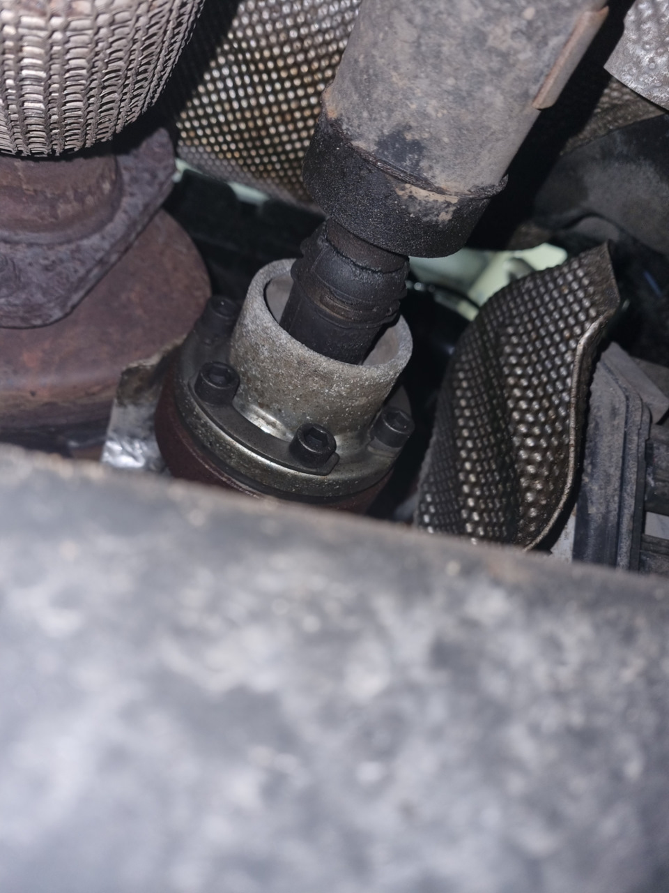 Нашел такое запотевание на сочленении кардана и угловой. Сервисмэн говорит норма, а вы как считаете? — Volvo V60 Cross Country (2G)