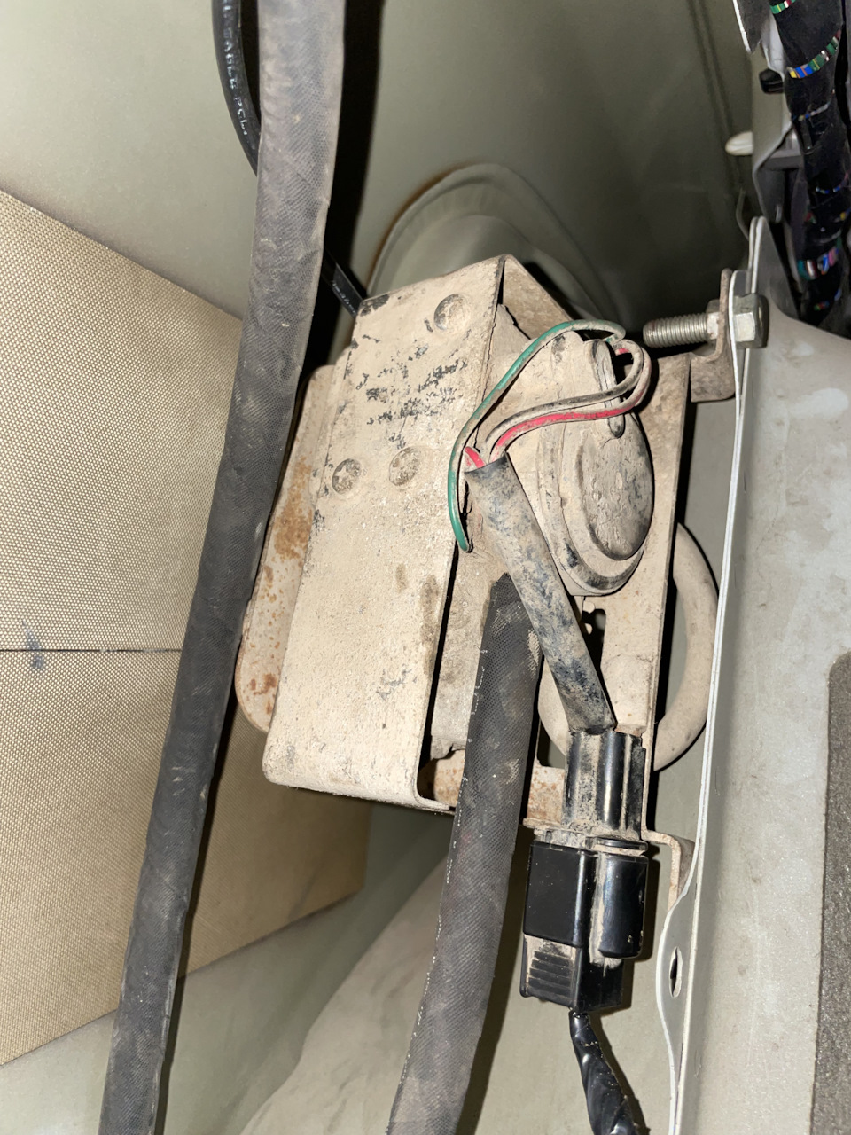 Задняя блокировка паджеро спорт 2. Паджеро спорт 2 перенос компрессора блокировки. Провод на компрессор Митсубиси Паджеро спорт 2. Перенос управления блокировки Паджеро спорт в драйв2. Компрессор блокировки перенести в кузов.