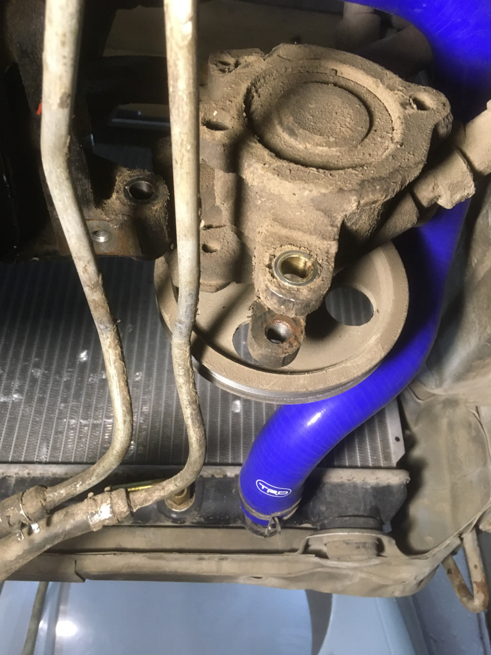 Нижний болт выкручиваем и насос уберём в сторону — Toyota Mark II (90)