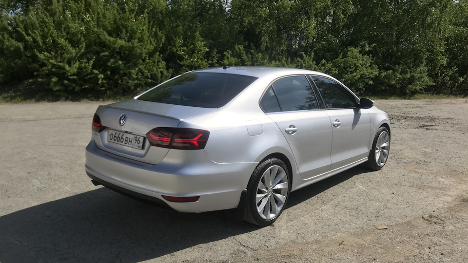 Volkswagen Jetta белая r18 Воссены