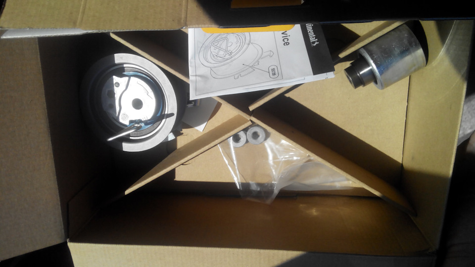 в нижней части коробки — два ролика — Volkswagen Passat Variant (B6)