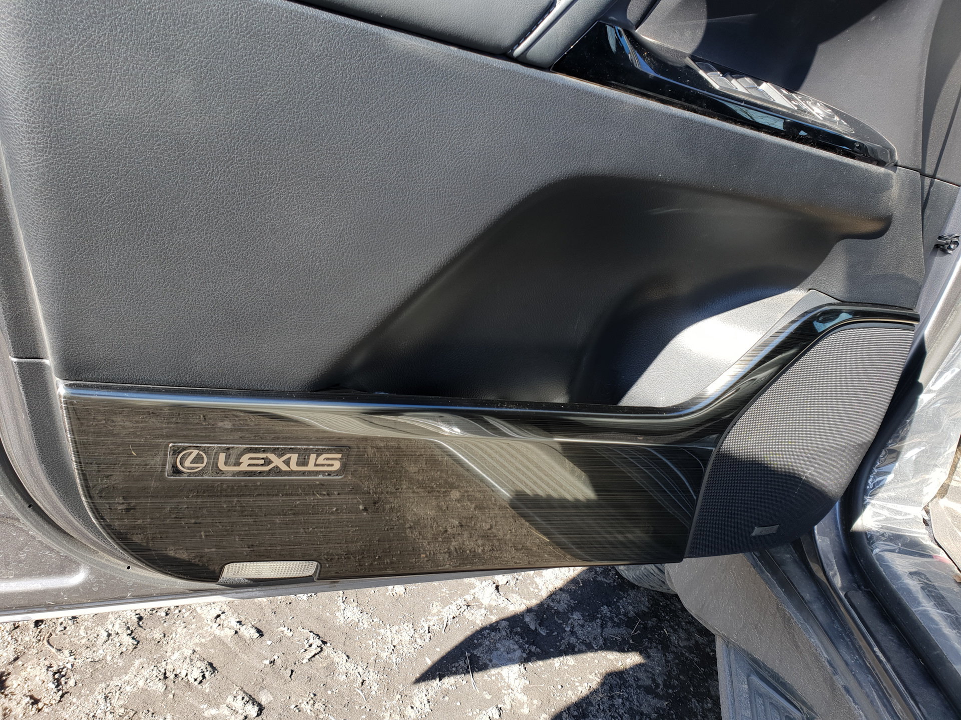 Накладка двери лексус. Дверной карман Lexus lx570. Накладка вставки задней двери Lexus lx570. Накладка уплотнитель задняя левая дверь Lexus LX 570. Накладки на двери Лексус lx570 2018.