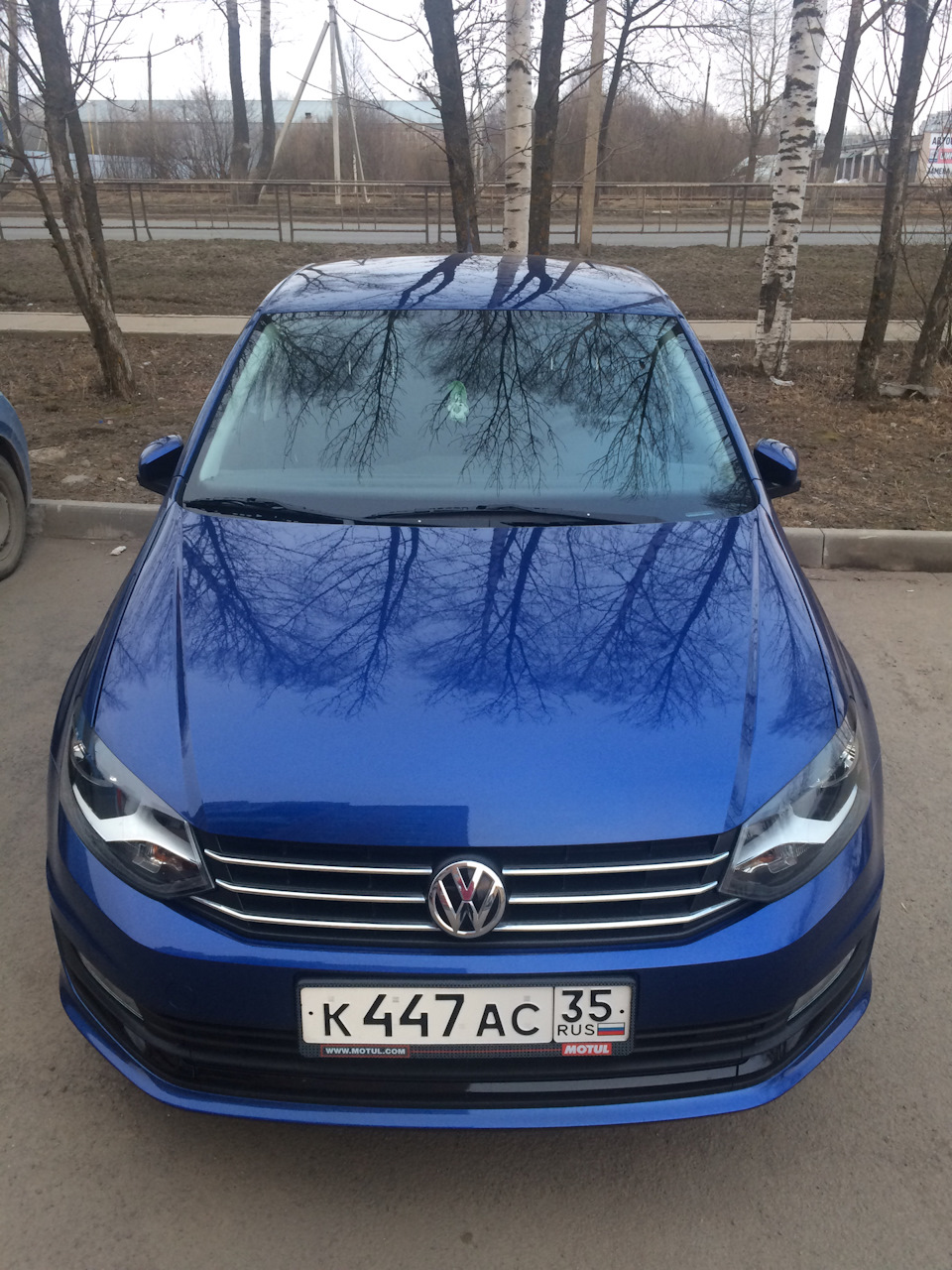 Девочки и машины — Volkswagen Polo Sedan, 1,6 л, 2018 года | мойка | DRIVE2