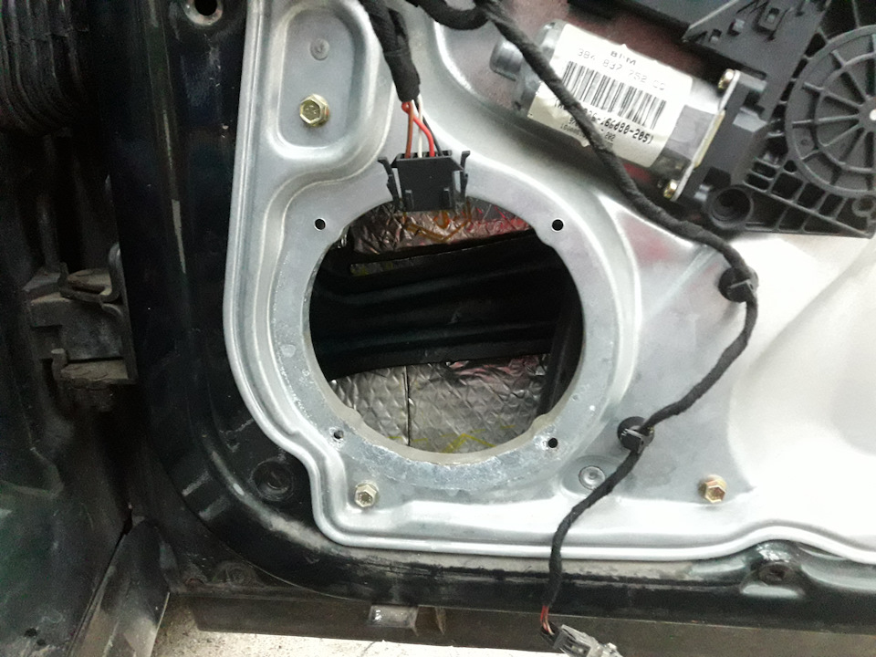 Высверлен динамик — Volkswagen Passat Variant (B5)