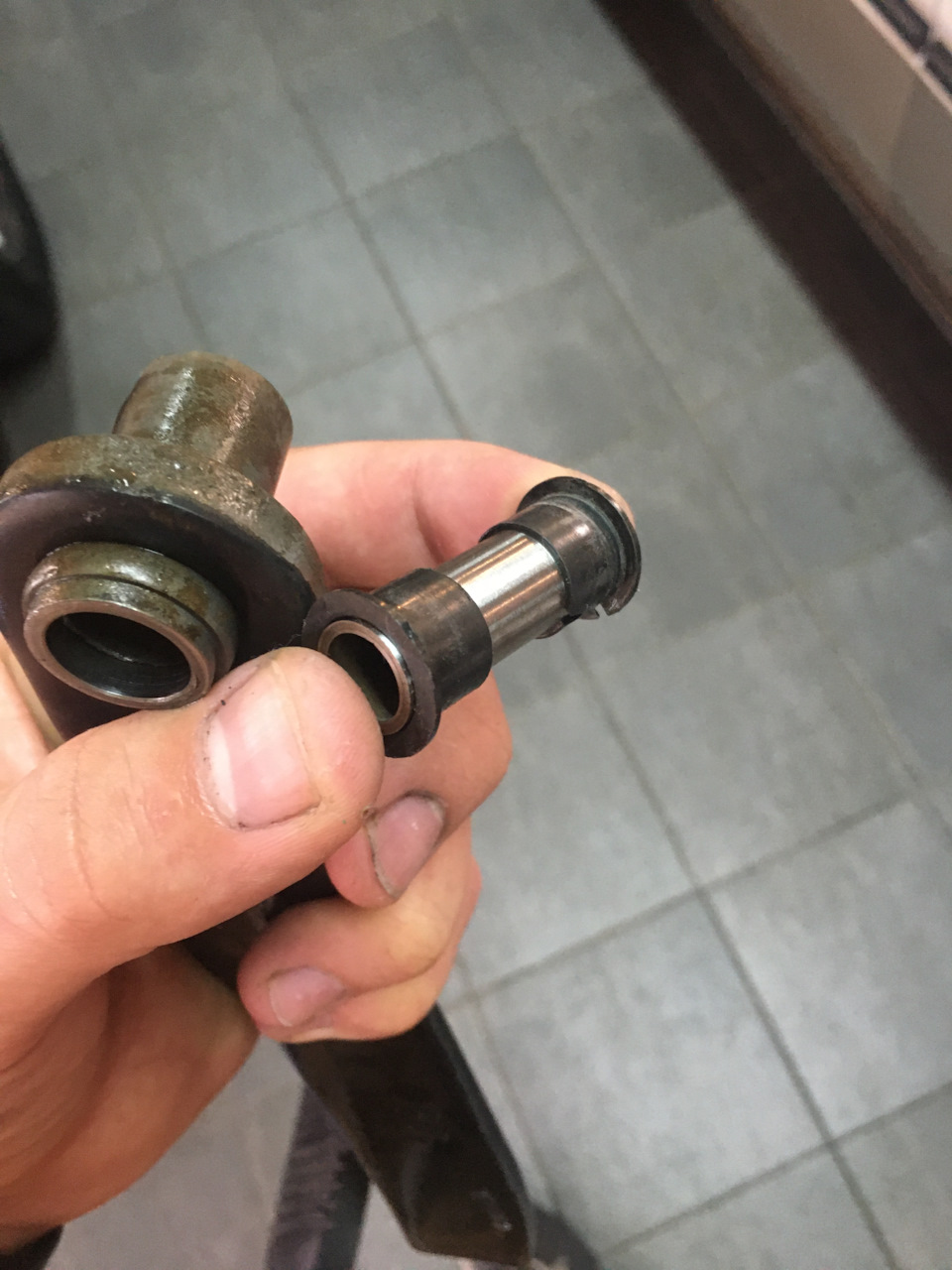 родные втулки неплохо износились. Кстати, можно заказать новые и по не самой большой цене, однако люфт они вряд ли уберут так же, как самостоятельно сделанные — Toyota Crown (S120)