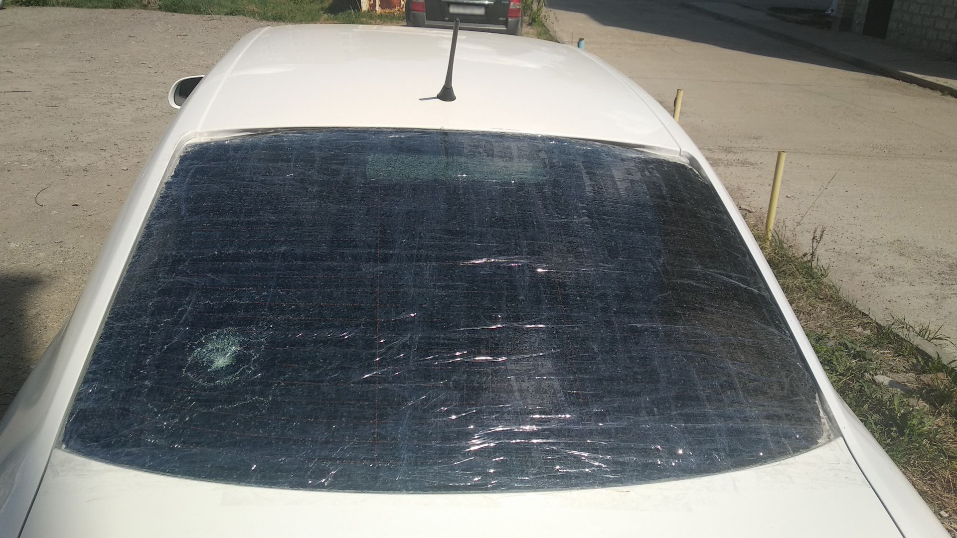 Разбить заднее стекло. Заднее стекло машины. Повреждение стекла автомобиля. Разбить заднее стекло. Заднее стекло на солярис 1.