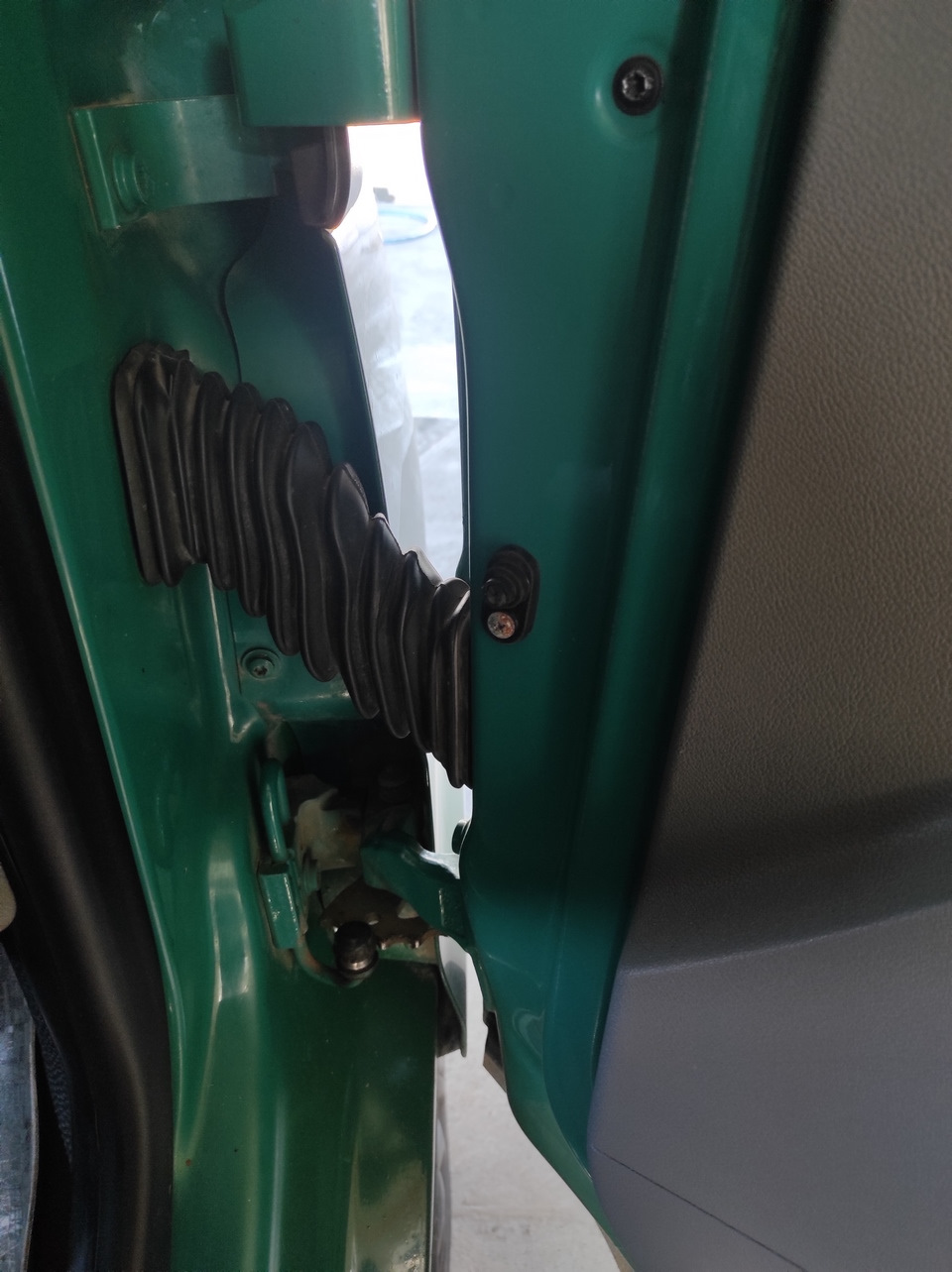 Замена концевика двери — Volkswagen Transporter T5, 1,9 л, 2003 года ...