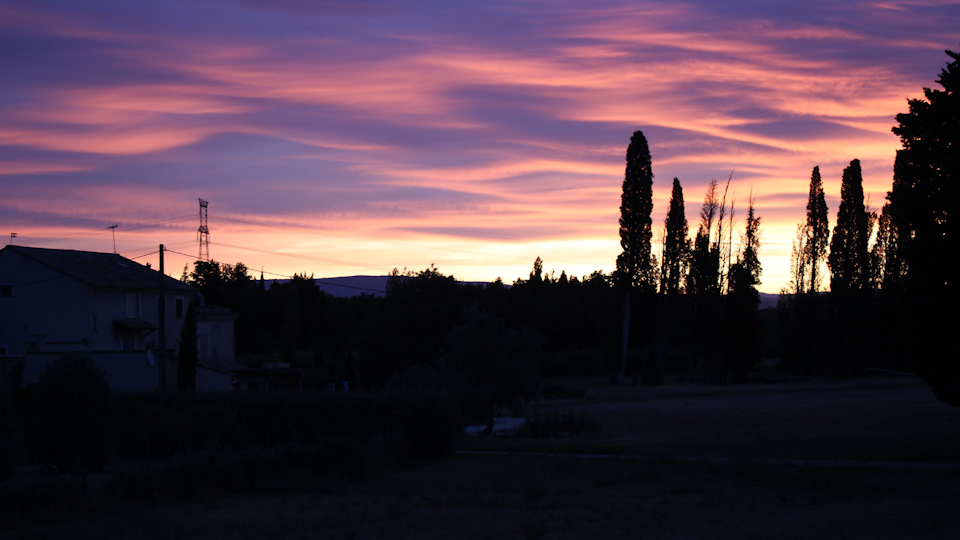 В Провансе все очень яркое и пестрое, с обилием желтого, синего и фиолетового. Даже заря. Благодаря малому, стабильно просыпающемуся в районе шести, такая красота не осталась незамеченной :) — Audi A4 (B9)