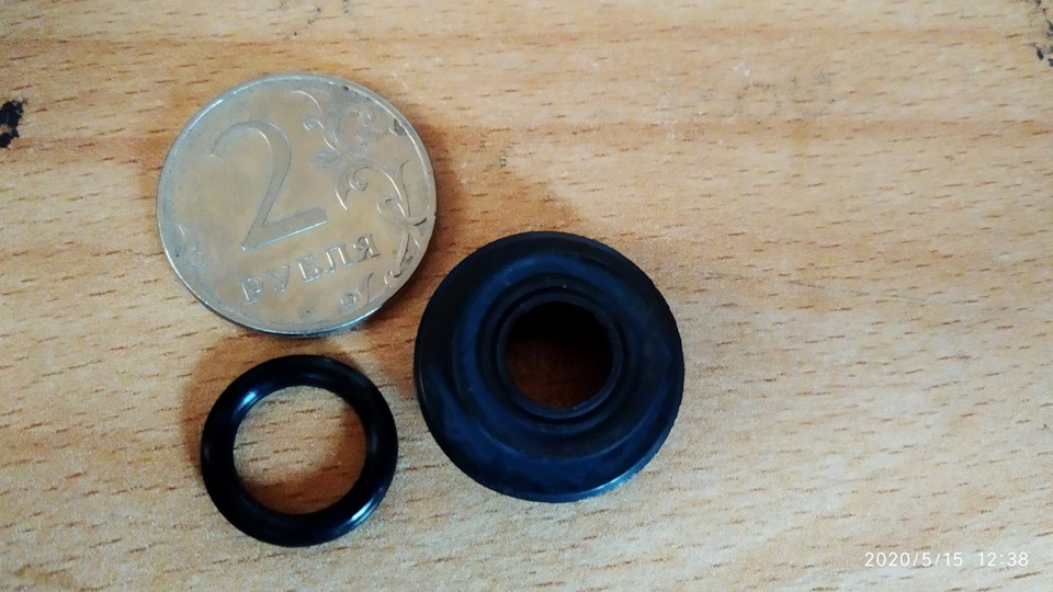 слева резиновое колечко которое стоит глубоко внутри суппорта, и к нему можно добраться, если только разберете механизм ручника! Большое колесико, это манжета внешняя, стоит на штоке ручника снаружи, после покупки, снимите, тягу ручника, и забейте под эту манжету смазки, если там сухо и ржа, то лучше суппорт перебрать. — SsangYong Kyron. Запчасти на фото: 20201515