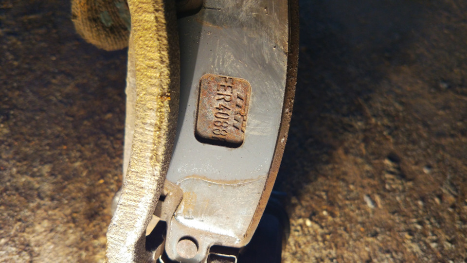 Заменил задние колодки. — Toyota Corolla (120), 1,4 л, 2005 года ...