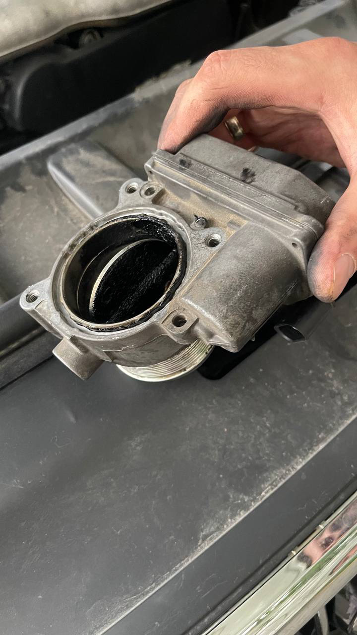 Дело было вечером, делать было не чего. Или как я почистил дроссельную ...