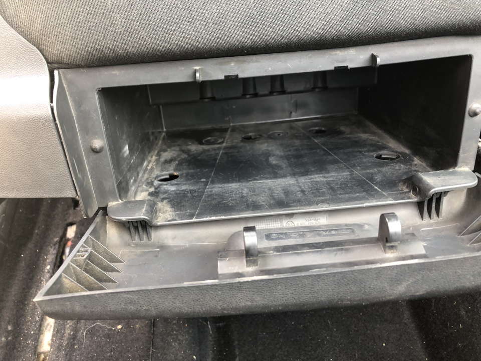 Ящик под сидение пассажира — Skoda Octavia A5 Mk2, 1,9 л, 2008 года ...