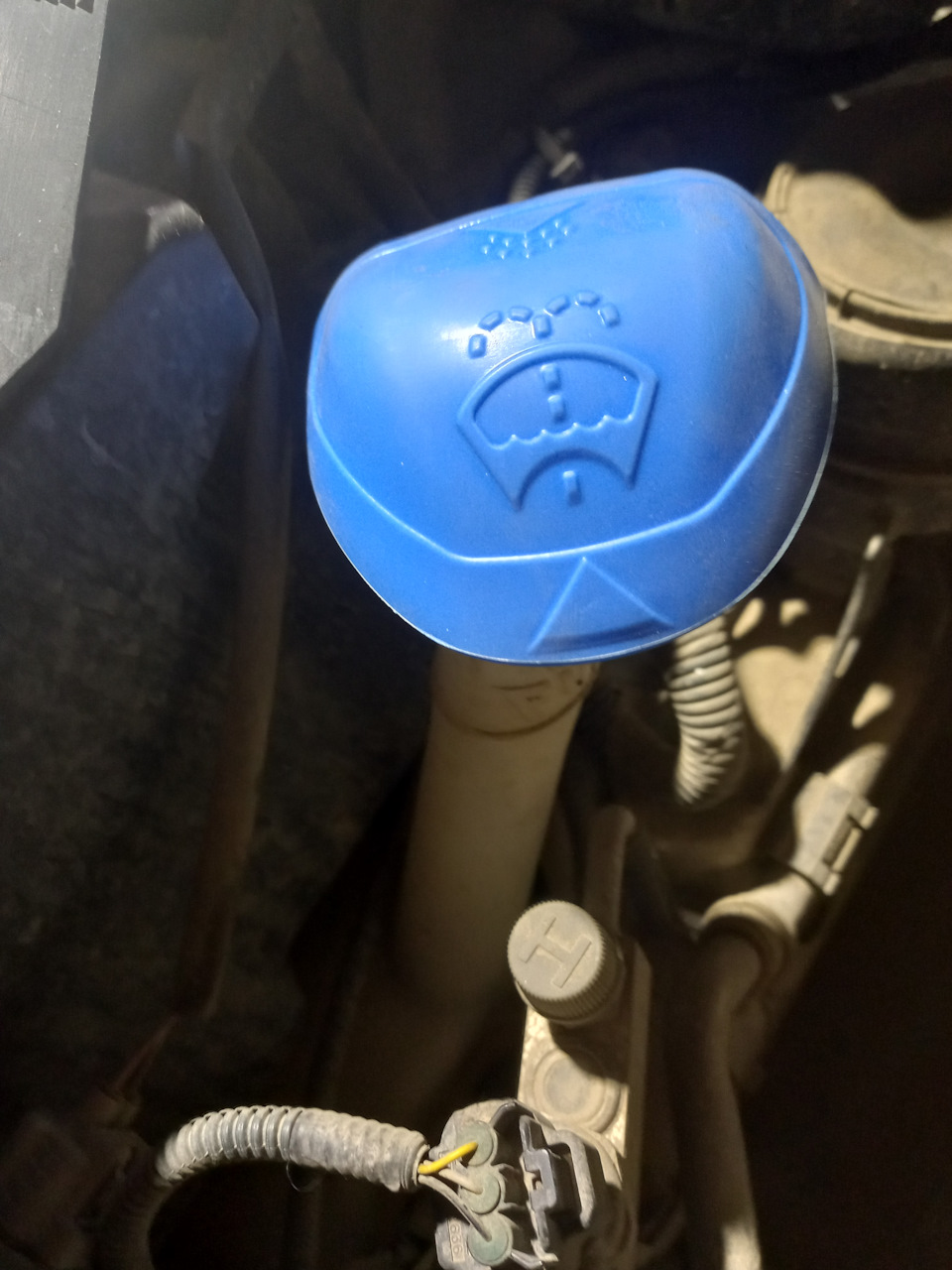 VAG 6V0955485 — Крышка — Toyota Vitz (130). Запчасти на фото: 6V0955485