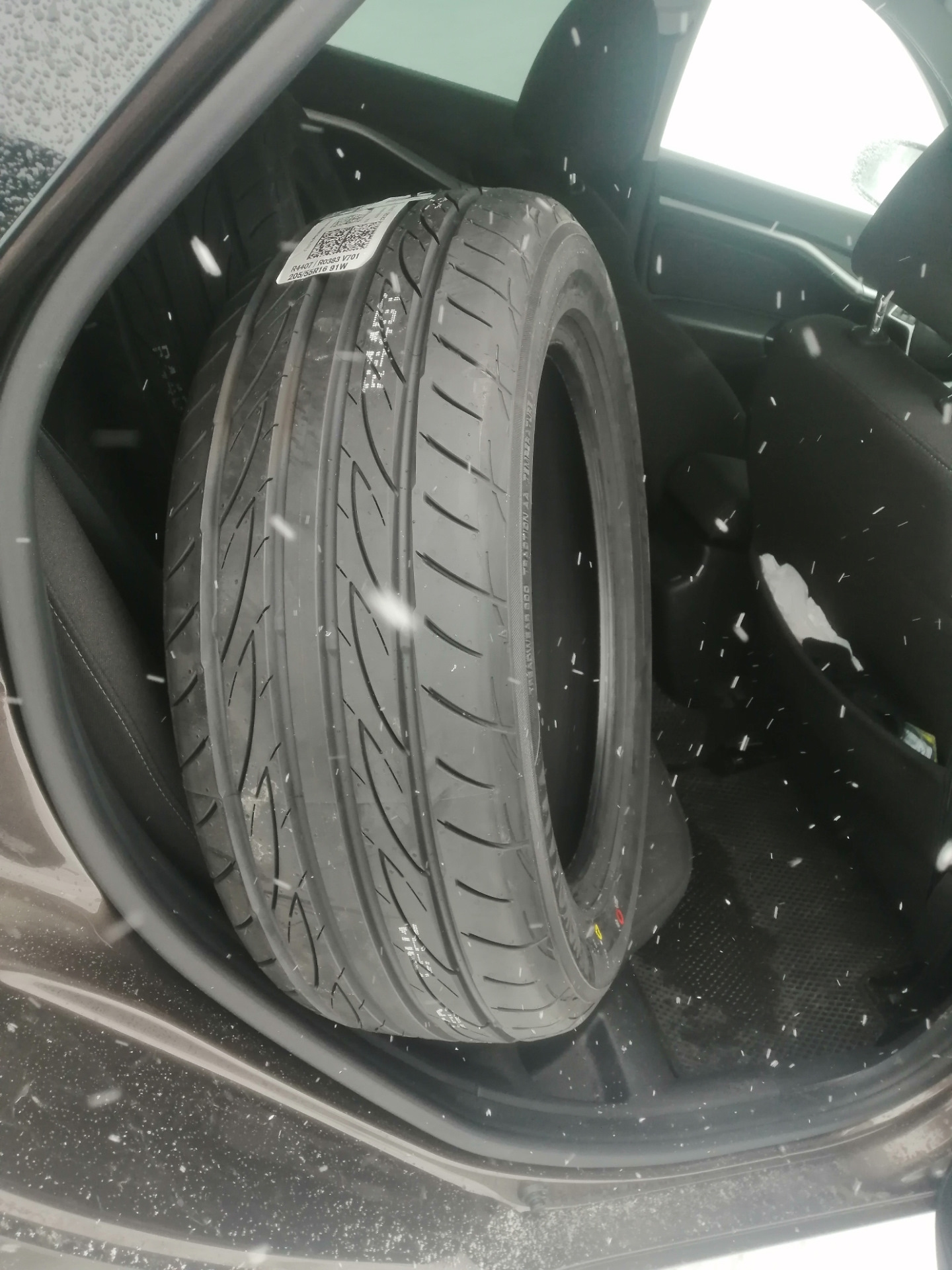 Резина лето на весту. Летняя резина Yokohama r16 205/55. Advan 185/55 r14. 205 55 R16 тонкая резина.