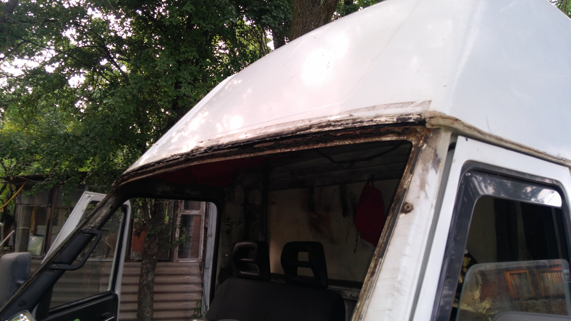 Лобовое ивеко дейли. Iveco 93923623 рамка лобового стекла. Защита лобового стекла Ивеко. Рамка лобового стекла Ивеко Дейли. Пластиковая крыша на Iveco.
