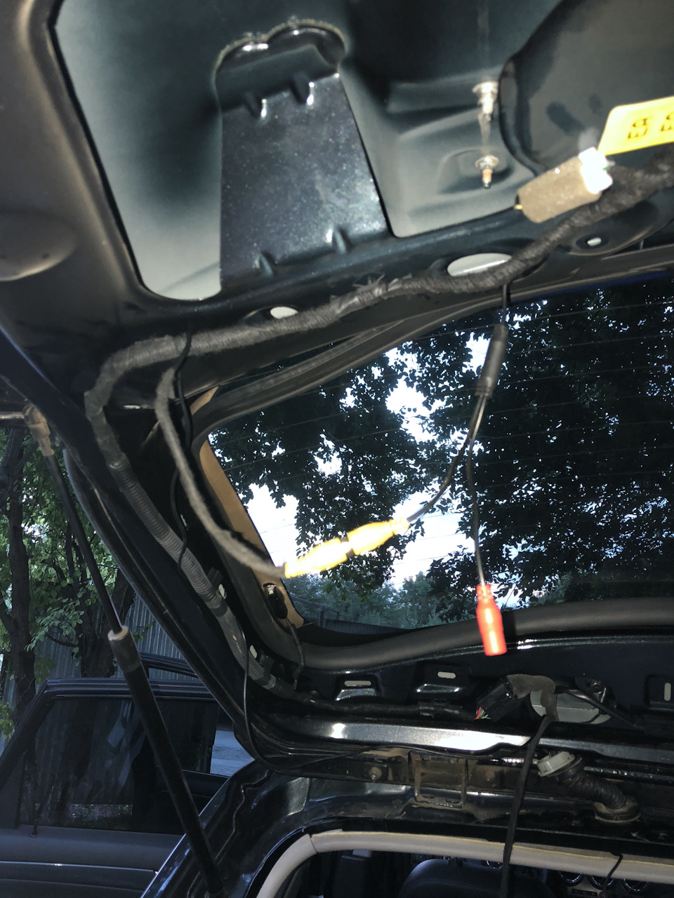 Провод питания и видео идут вместе с основным пучком проводов. — Opel Antara