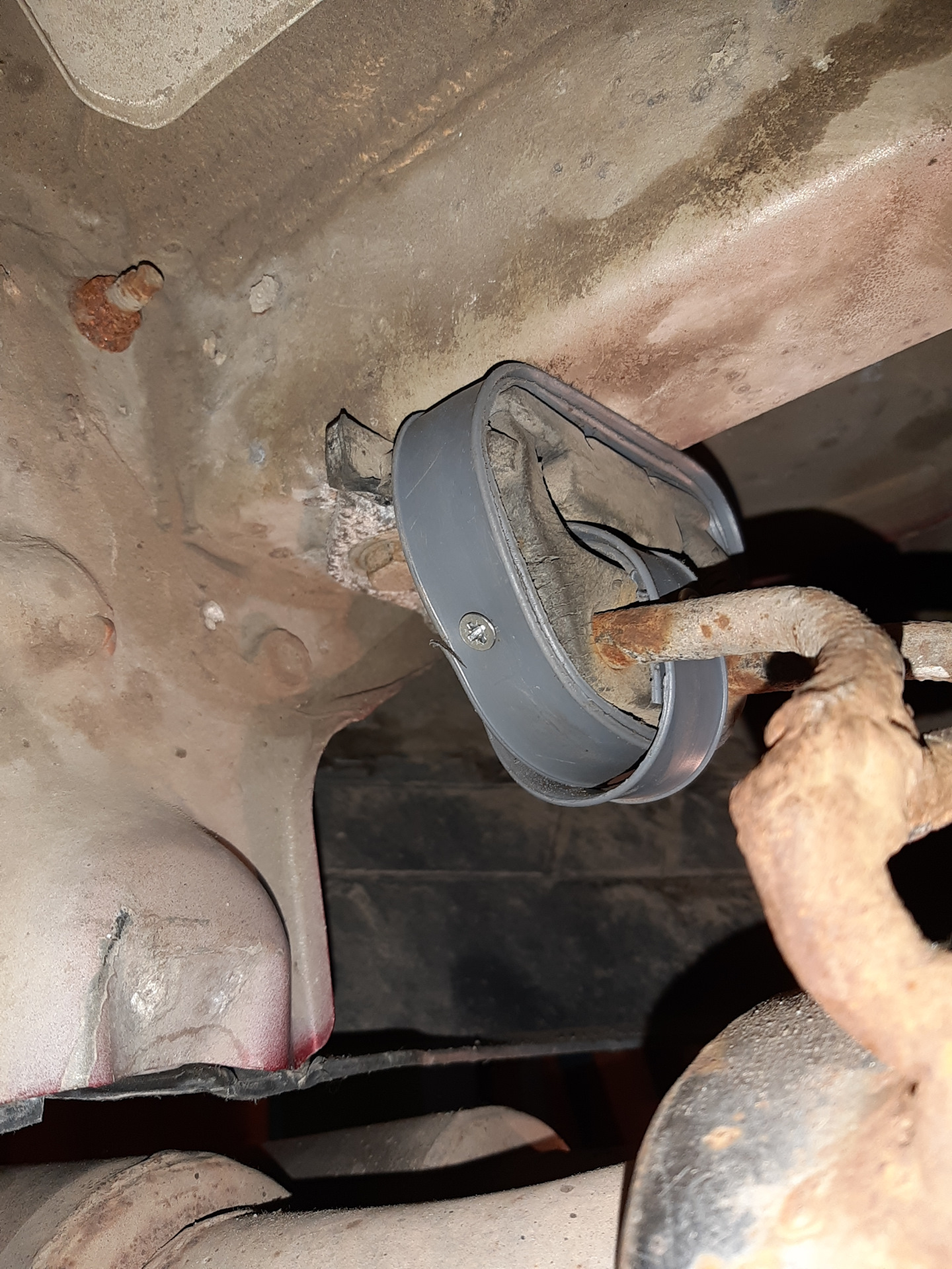 Резинки глушителя ваз 2109. Резинки глушителя ваз 2107. Резинка глушителя ваз 2101. Кронштейн глушителя рав 4. Замена резинок глушителя гранта.