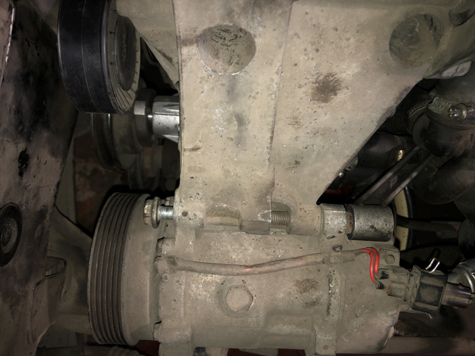 Не забываем сначала прикрутить кронштейн ролика, а потом болт кондея — Volkswagen Golf GTI Mk3