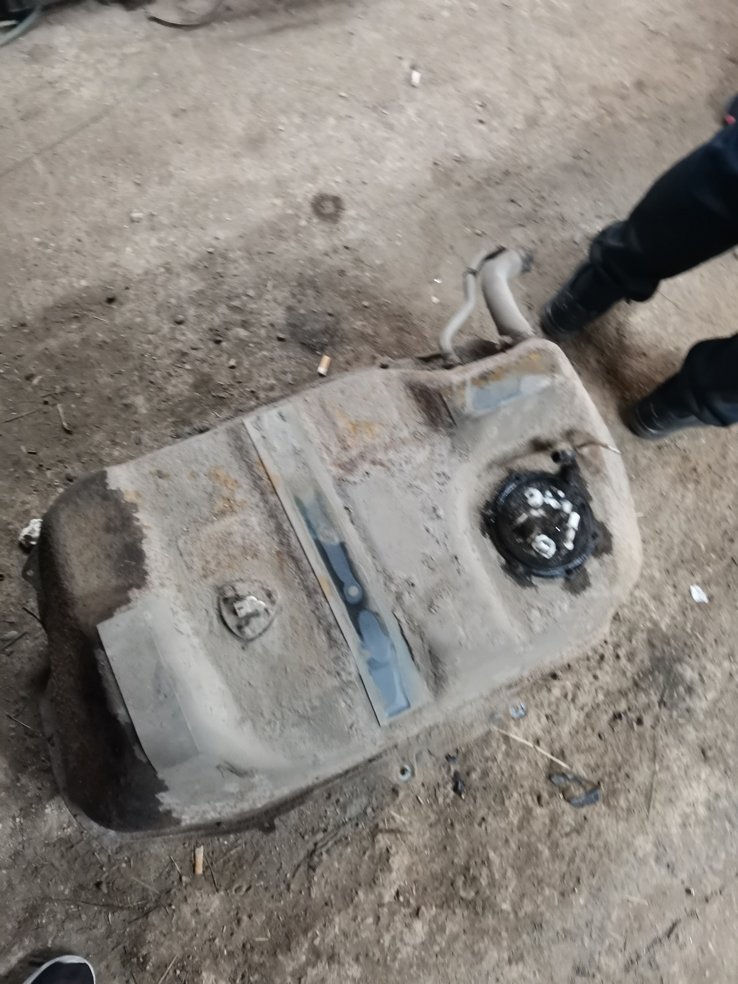 Прогнил и потёк бензобак! — Mitsubishi Outlander XL, 2 л, 2010 года ...