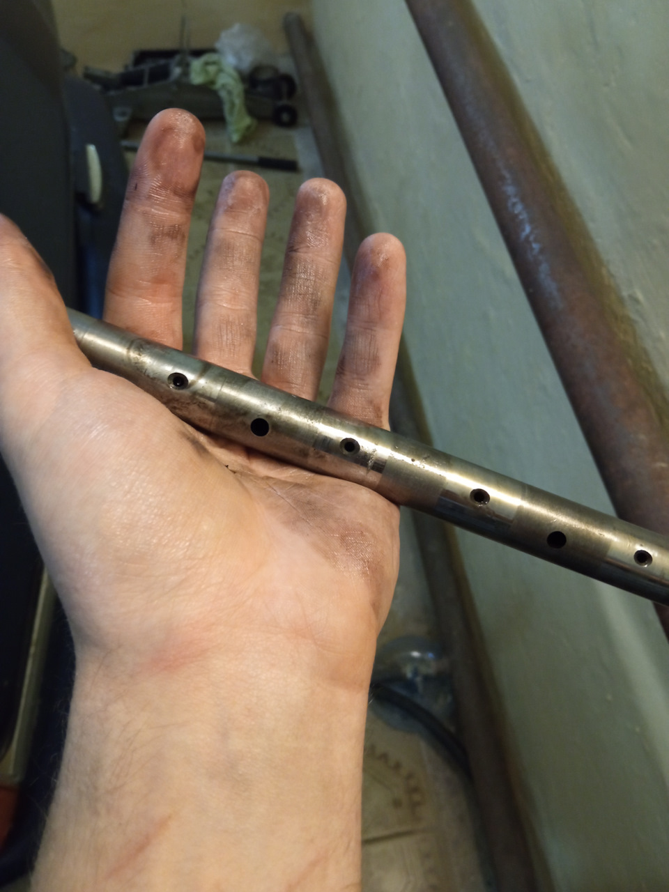 Вот она, с остатками чёрного масла. В книгах по ремонту нарисована ось с проточками. У меня она равномерна. Нового образца, может. — ЗАЗ 1103