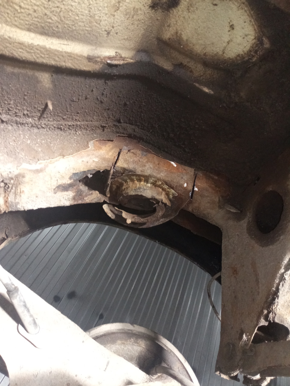 Восстановление лонжеронов и опор задних пружин. — Москвич Святогор, 2 л ...