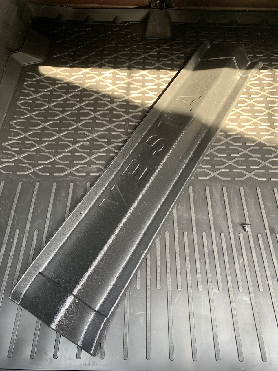 Берём накладку и делаем 4 отверстия места размечаны в ней — Lada Vesta (1G)