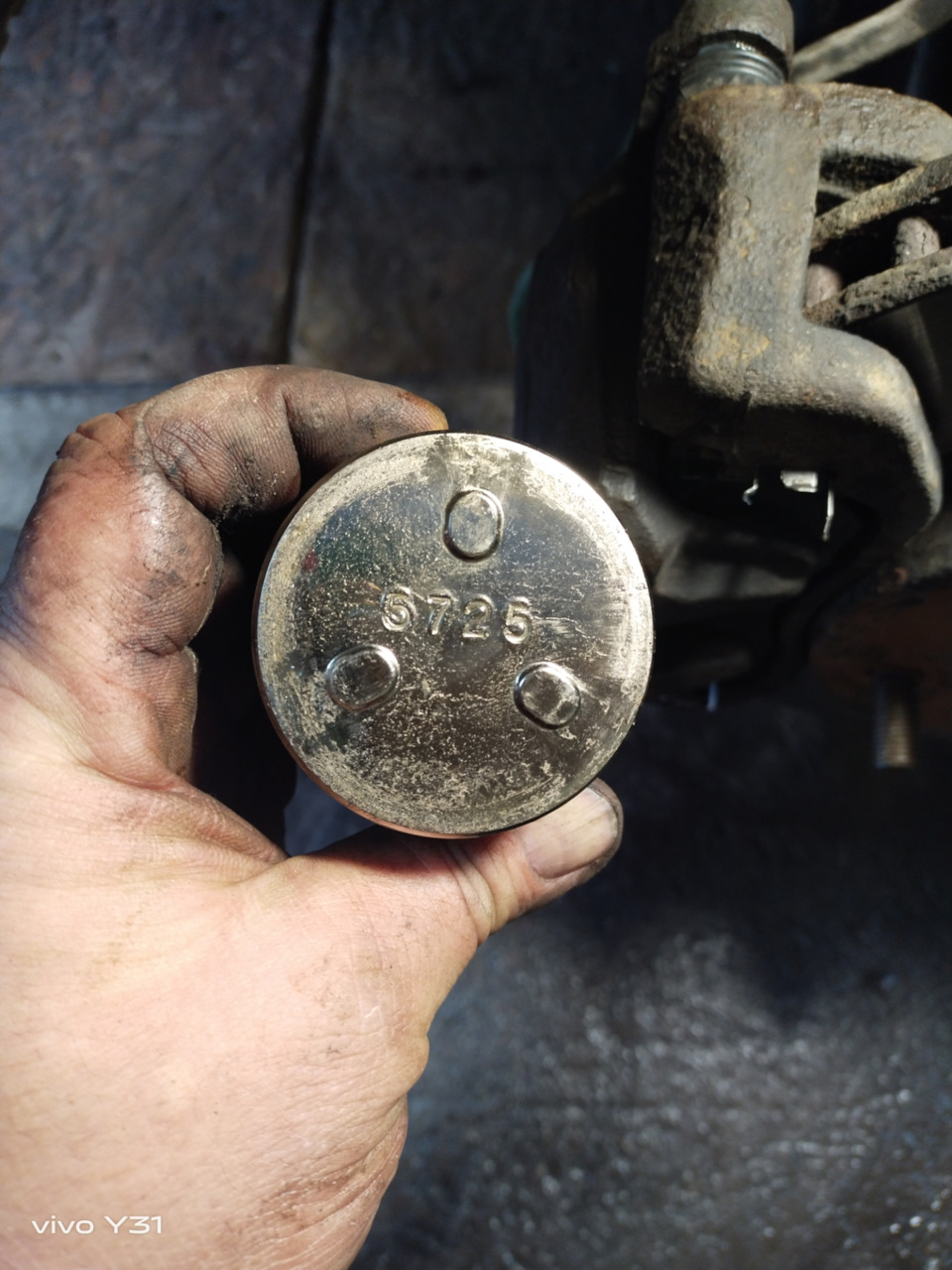 Замена левого переднего тормозного поршня в суппорте — Mitsubishi ...