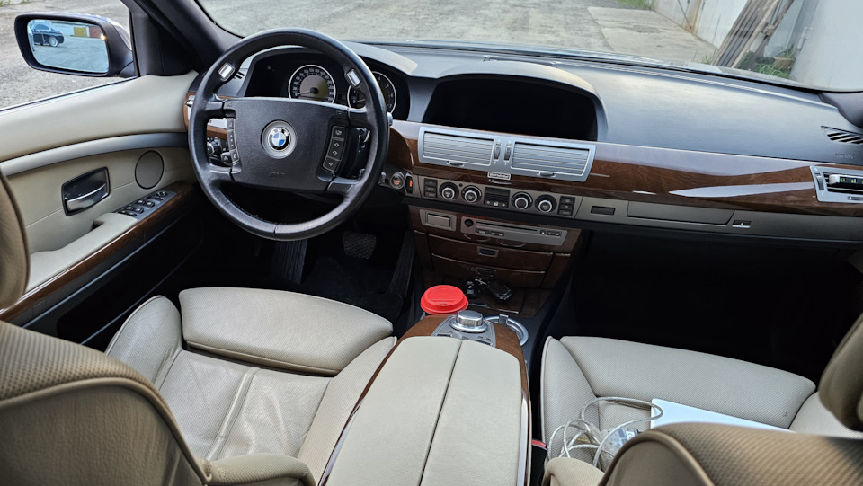 Видно что ручка двери и подлокотник тоже требуют внимания😉 — BMW 7 series (E65/E66)