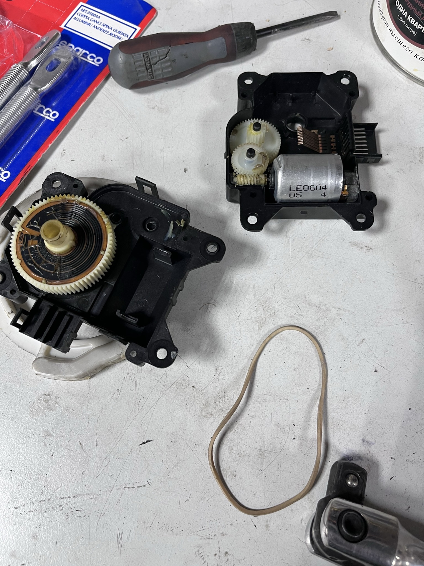 Снятие рычажка на сервоприводе климата. Сервопривод печки хонда стрим. Ремонт сервопривода. Сервопривод заслонка лексус jx 470. Ремонт серводвигателей.