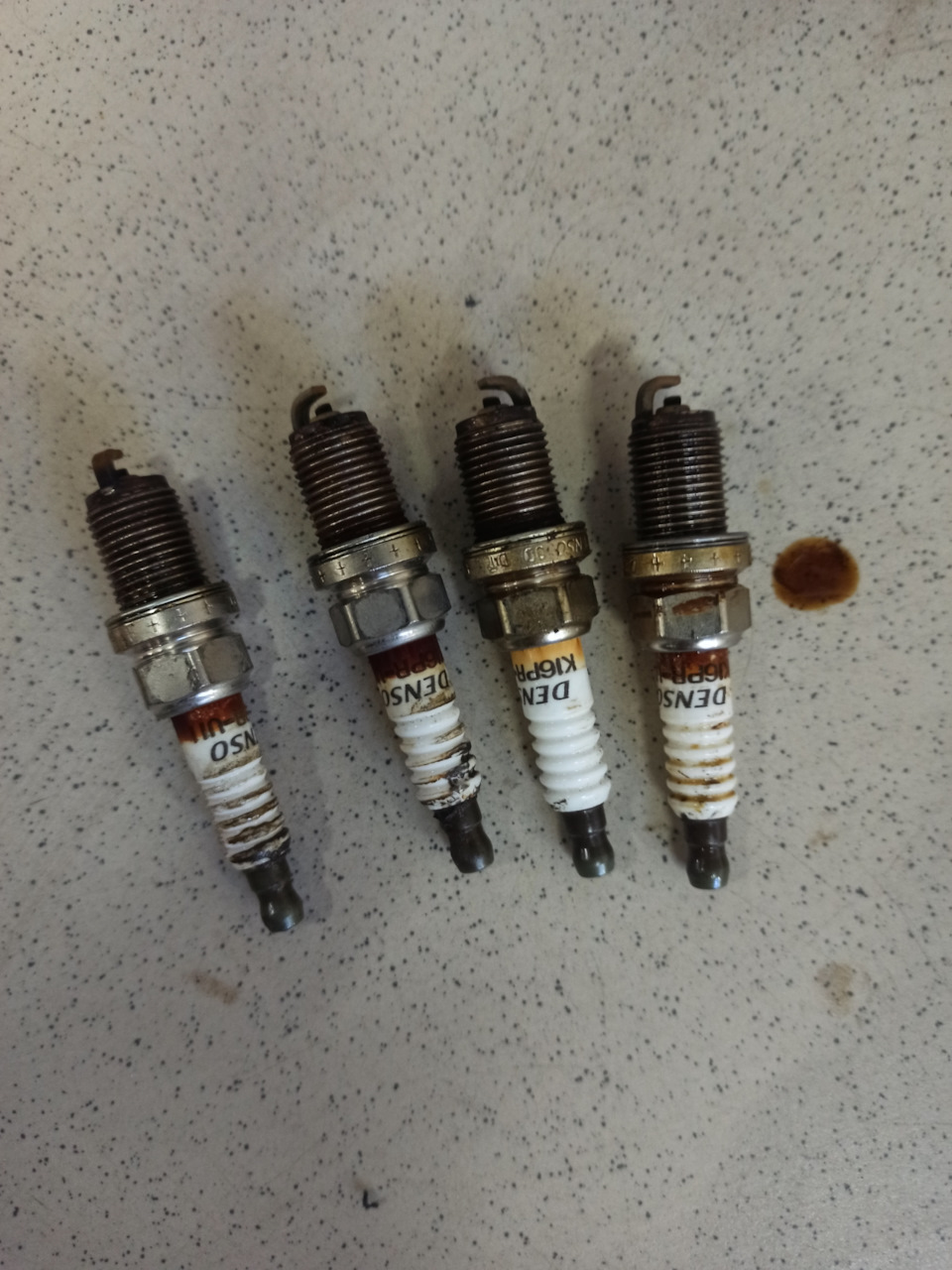 Свечи форсунки. Свечи форсунки. Двс гранд чероки 4. Форсунки пежо 306. Экран свечи форсунки.