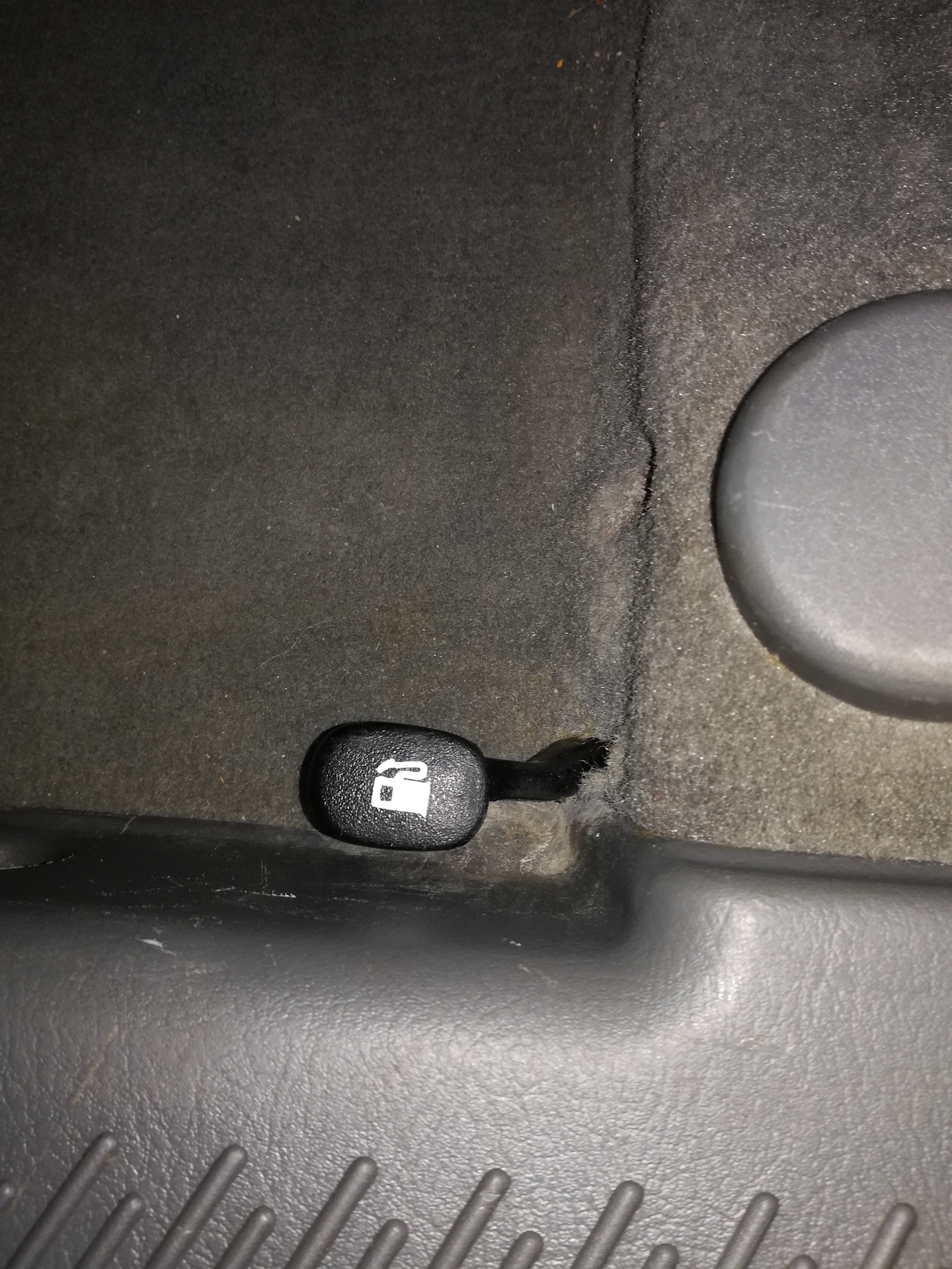 Где находится лючка бензобака. Opel Astra 2013 кнопка бензобака. Бензобак Лифан х60. Кнопка лючка бензобака Опель Вектра с. Рычаг открывания лючка бензобака Лифан х 60.