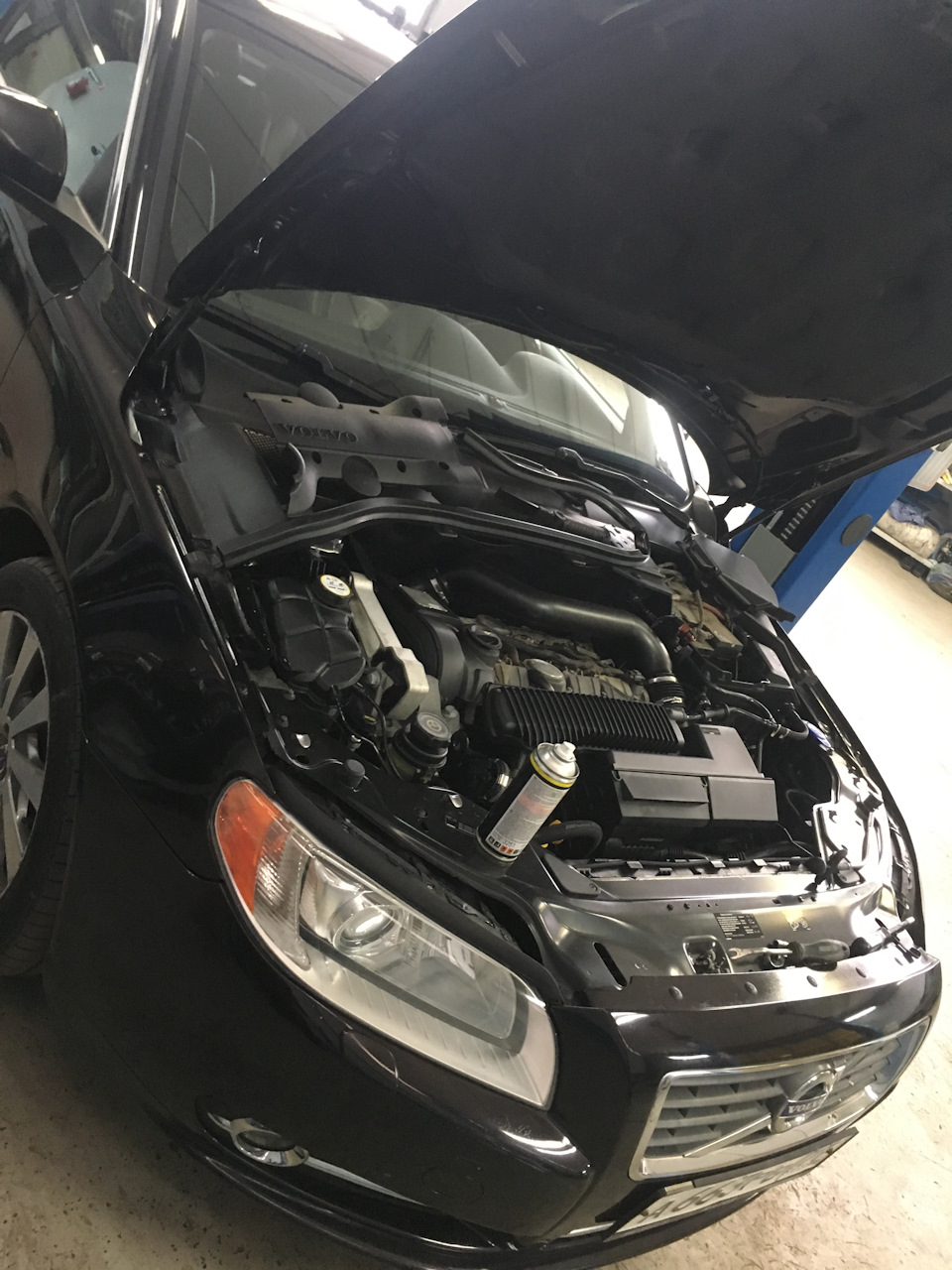 Volvo S80 2.5 замена сальников распредвалов. Насос системы охлаждения ...