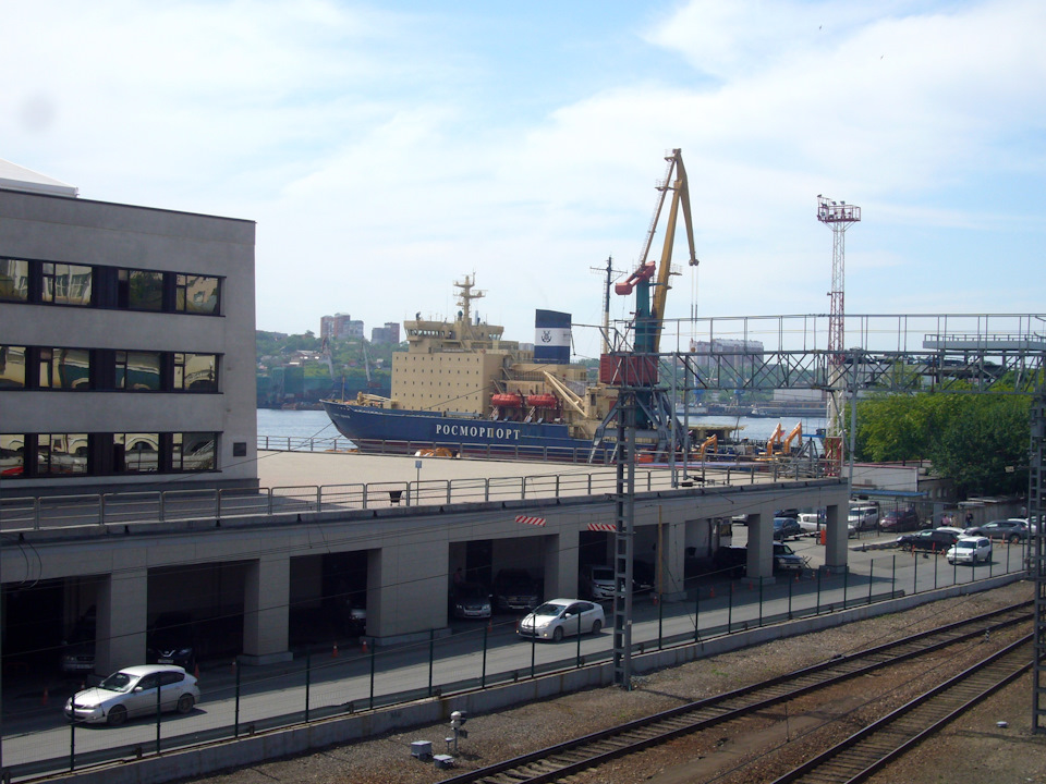 Сразу за ЖД-вокзалом находится здание Морского Вокзала. — Nissan Serena Mk IV (C26)