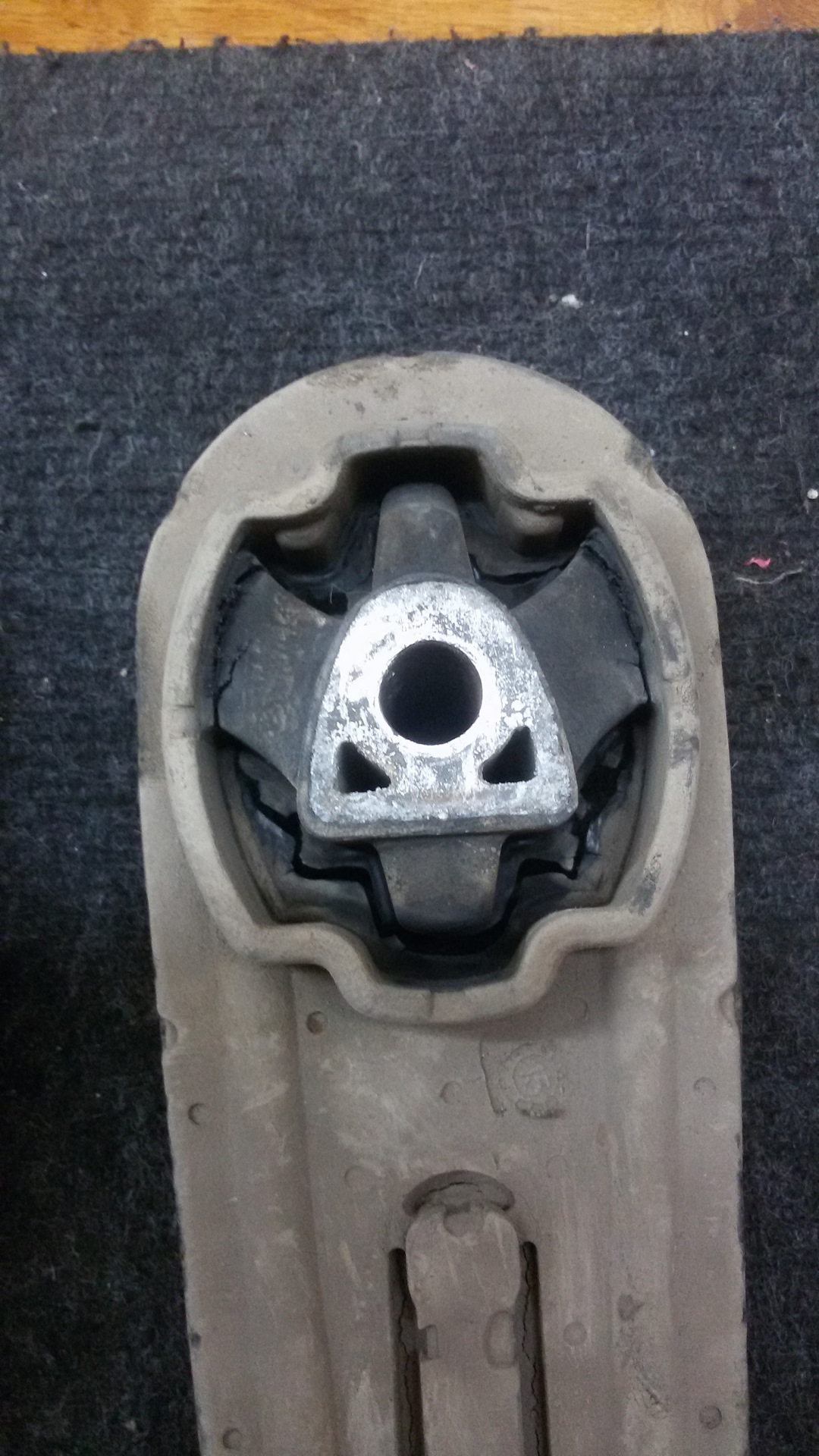 Нижняя опора КПП и ДВС — Nissan Qashqai (1G), 2 л, 2008 года ...