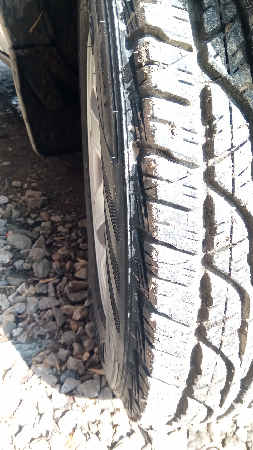 215 70 r16 на шеви ниву. GwAAAgNafeA 960. 215 70 r16 на шеви ниву фото. 215 70 r16 на шеви ниву-GwAAAgNafeA 960. картинка 215 70 r16 на шеви ниву. картинка GwAAAgNafeA 960. Осенью, сняв летнюю резину (родную Континенталь) и продав ее, начал поиски летней резины. Критерием была цена в пределах 5000 за колесо и выбирал среди резины A/T, поскольку перед собой нужно быть честным: мне не нужна грязевая резина, поскольку большая часть пробега автомобиля приходится на асфальт/гравий/грунтовые дороги, где она не нужна. Покупать грязевую резину и точить ее об асфальт не вижу смысла. Искал вариант чуть лучше шоссейной резины так, чтобы немножко быть уверенней в грязи (в меру конечно). Рассматривал очень много вариантов, Китай почему-то не внушал доверия, хотя по отзывам вроде все отлично. Сейчас уже и не вспомню всех мук выбора, но остановился именно на этой резине.Итак, заказал я ее в Москве на всем известном сайте по вполне приемлемой цене. Мне долго отвечали на вопрос о ее возрасте, в итоге оказалось, что ей больше 3-х лет. Ладно думаю, мне не критично. Стоимость доставки была примерно 1800. На вопрос уточнения цены ответа не последовало, ну я решил, что +- 200 рублей погоды не сыграют.Оплатил резину, жду доставки.Приходит уведомление от транспортной компании, что стоимость доставки составляет 2897 рублей. Матерился я долго, поскольку за эти деньги в моем городе лежала эта резина, при том свежего выпуска. Хрен с ним, что сделано, что сделано.В это время я уехал в командировку и попросил сменить получателя. За меня ее получили в транспортной компании и увезли в гараж нашей фирмы. Еще почти два месяца она лежала там, поскольку работы много, да и еще эта Пандемия тоже дала о себе знать. Теперь же после очередной командировки в 3 дня у меня остаются командировочные деньги, на которые я решил помыть машину. Ну а на мойке в соседнем боксе шиномонтаж и было решено совместить эти процедуры.Заезжаю в гараж, лежат на меня смотрят 4 грязных колеса, по ним и не скажешь, что они новые, если бы не этикетки на каждом из них. Бережно скотчем примотаны бумажечки с надписью "старше 3-х лет". Резина всмятку. Судя по маркировке резина начала 2016 года и лежала, по всей видимости, прямо в самом низу стопки, а над ней еще сотня таких колес. Вобщем я уже расстроился…