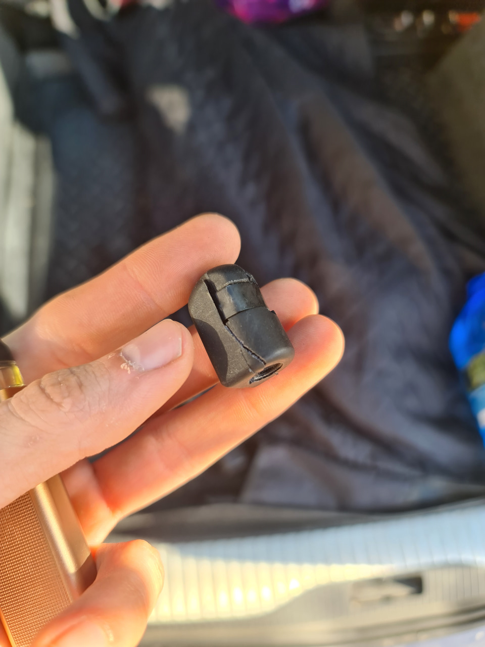 Отломалась проушина газового упора багажника🤬 — Opel Astra H, 1,3 л ...