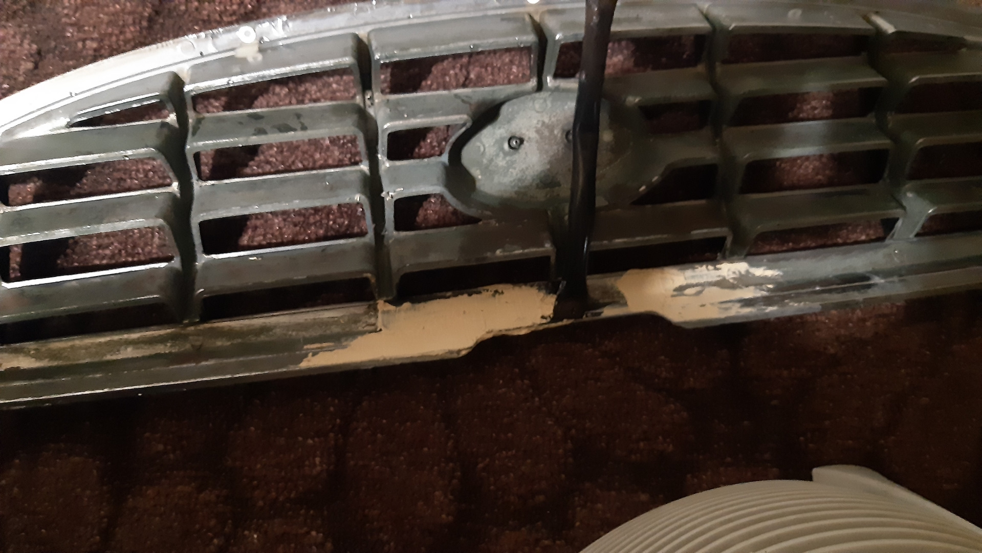 решетки на окна прикол. сломанная решетка на окне. держатель для решеток радиатора автомобиля. сетки в бампер решетку и заглушки z51. решетка на окно металлическая распашная.