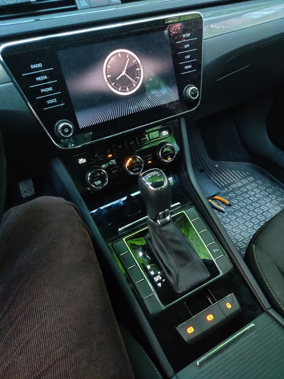 Поменял накладку КПП и пепельницу — Skoda Superb Mk3, 1,4 л, 2019 года ...
