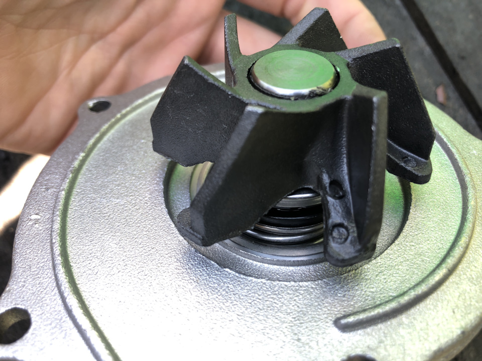 Помпа ОЖ (водяной насос) INA 538033910 — Volkswagen Golf GTI Mk3. Запчасти на фото: 538033910