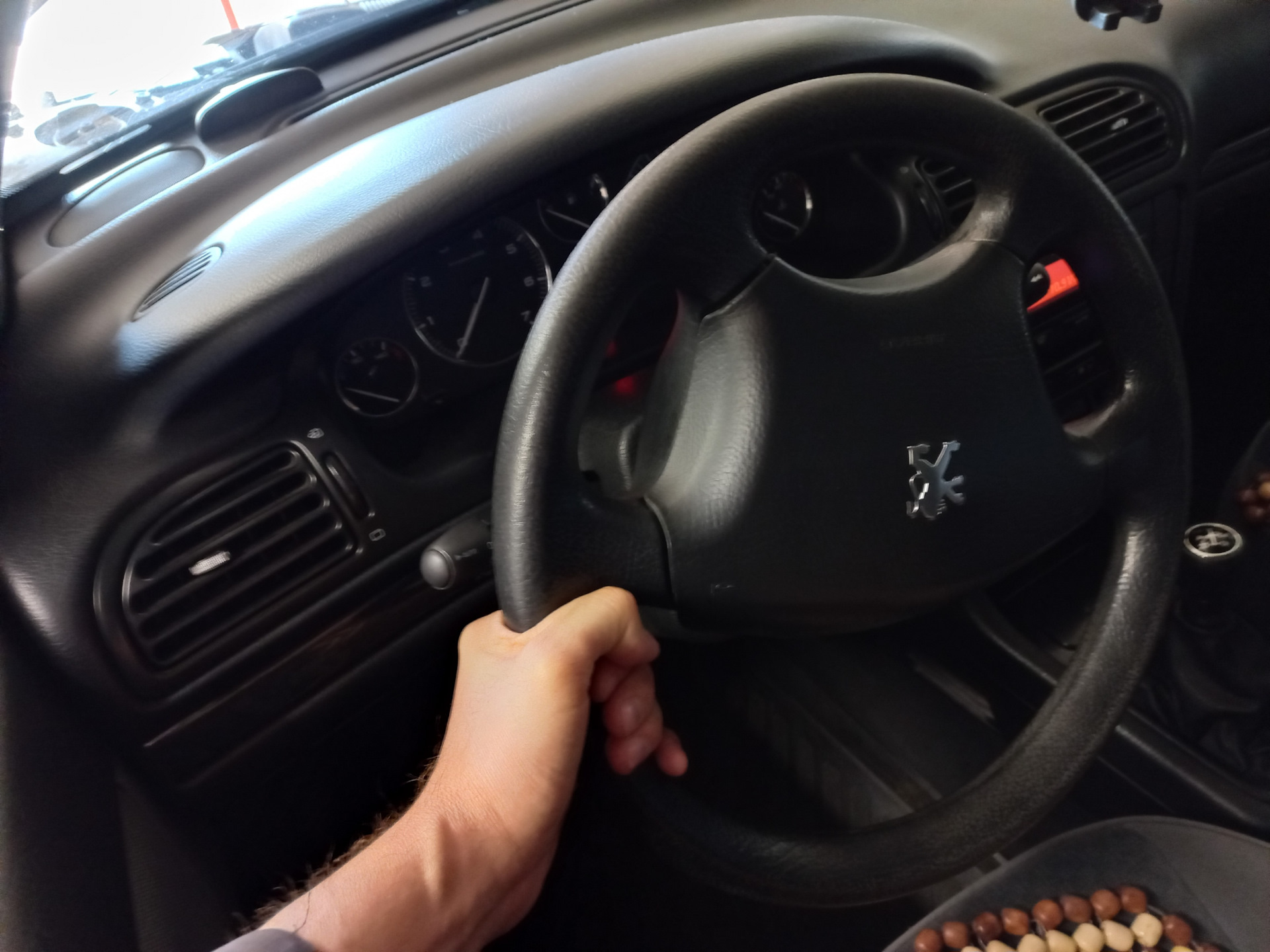 Remove Peugeot steering wheel with air bag - YouTube