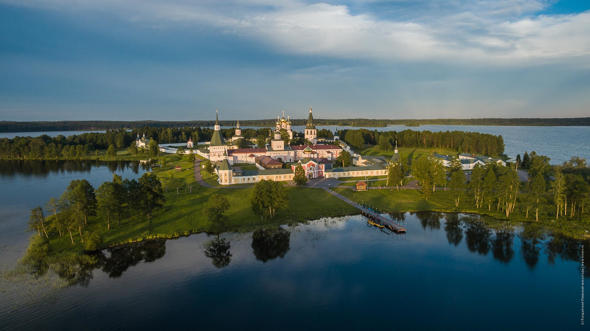 монастыри с озерами