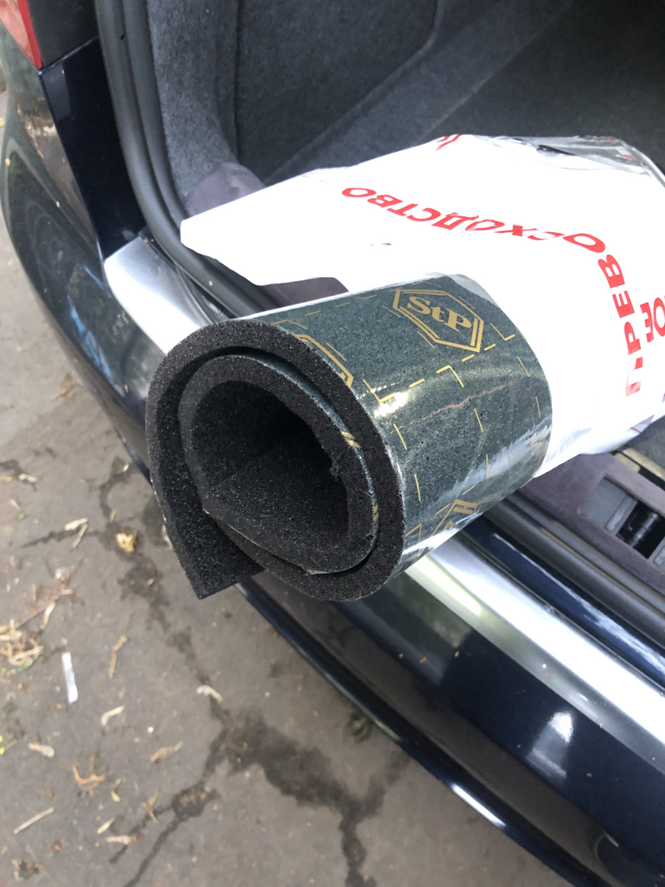 Вот такой лист шумки 533 рубля, ею я хотел обклеить внутреннюю часть накладной полки — Audi A4 (B7)