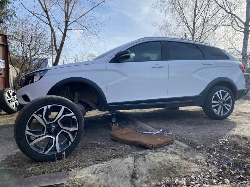 24®. Диски Веста Спорт на Весту СВ Кросс + Мини-линзы в ближний — Lada ...