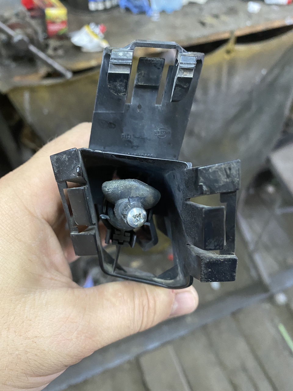 Замена распылителя омывателя фар. — Nissan Qashqai (1G), 2 л, 2007 года ...