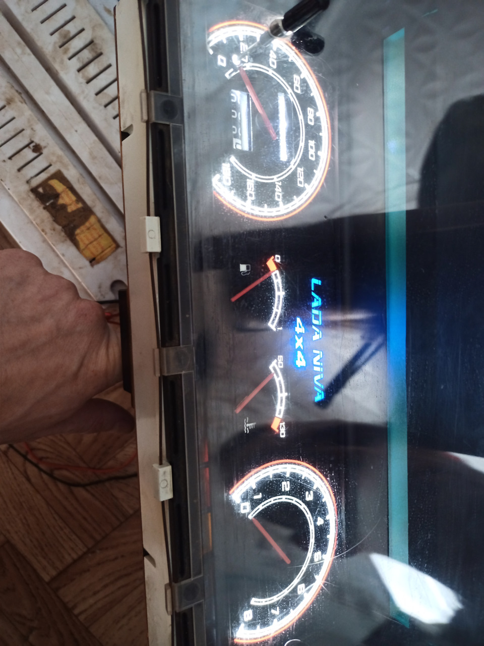 Проверку проводим сразу, не прибегая к установке. Когда свет пошел, это радует. Значит все сделано правильно. — Lada 4x4 3D