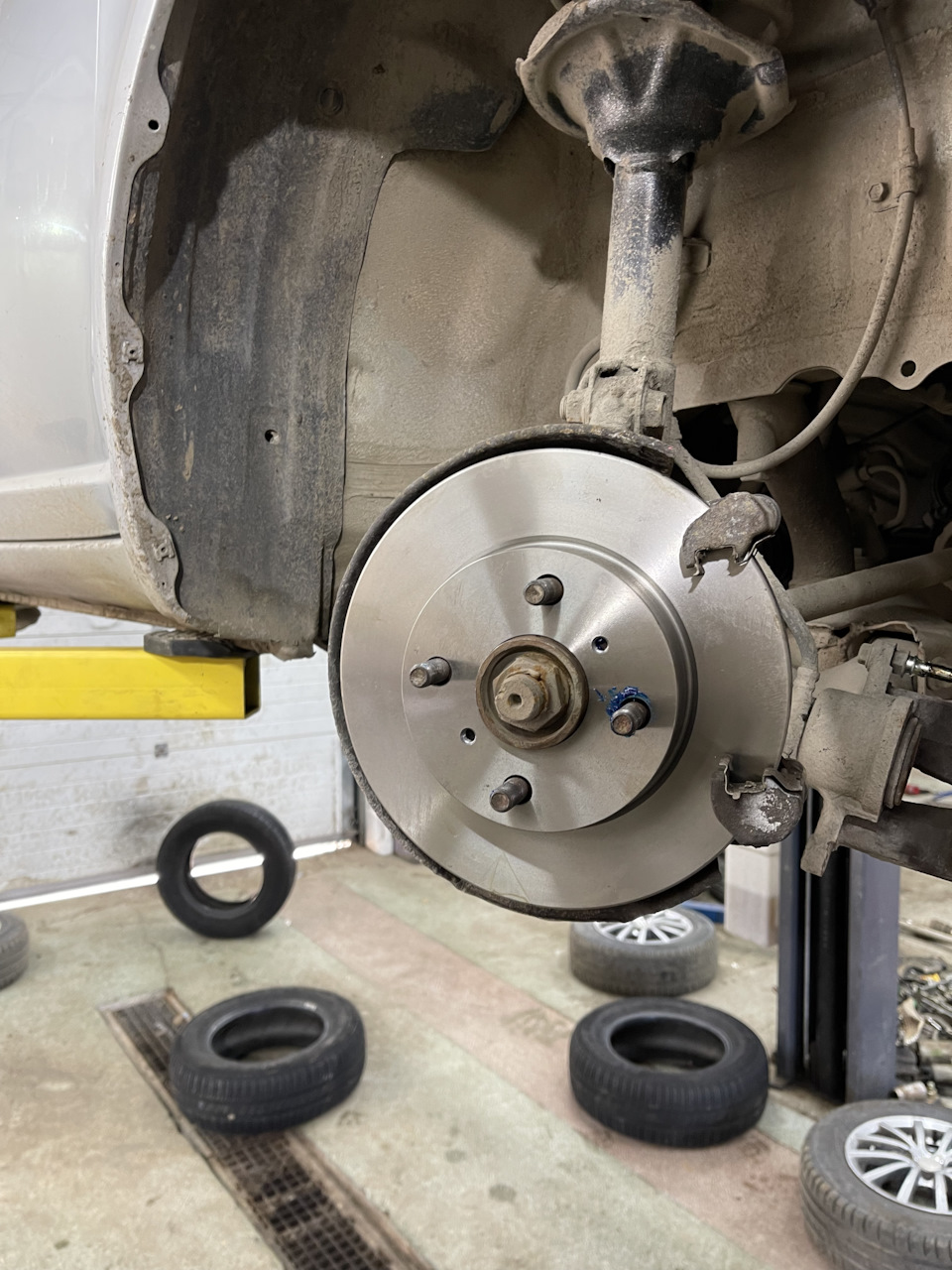 Диски менял прошлый хозяин. При покупке они были ровные, но весной что-то пошло не так. На литровом моторе умудрился их перегреть и загнуть винтом. — Toyota Vitz (10)