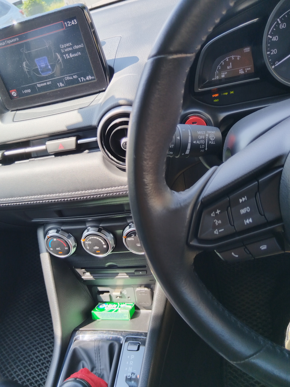 Смешанная езда, типтроник, максимальная скорость 90 км/ч (да-да, коробка жвачки — это одна из немногих вещей, которая может безпроблемно разместиться на этой полочке) — Mazda CX-3