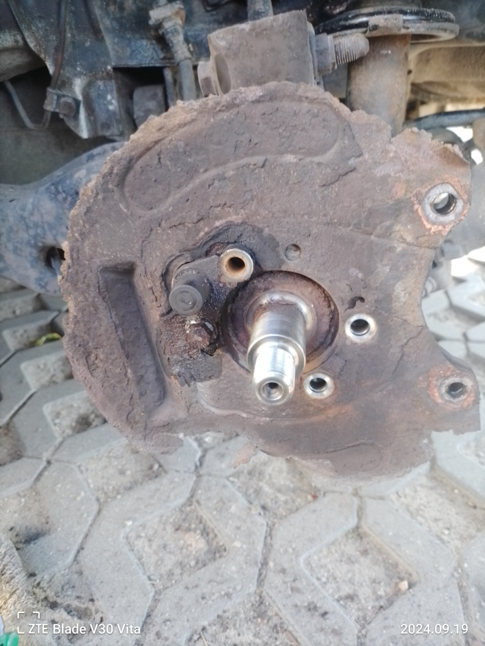 Защита задних тормозных дисков — Volvo V40 (1G), 1,9 л, 2004 года ...