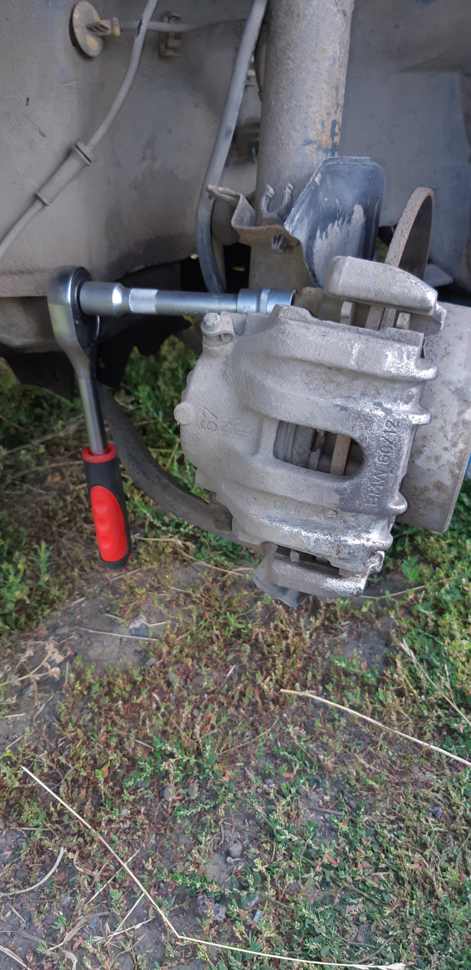 3 Откручиваем суппорт 2 болта на 19 — BMW 5 series (E34)