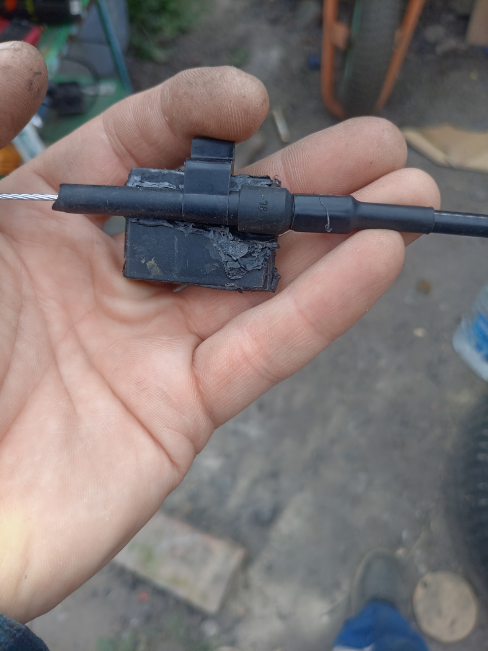 Проплатил паяльником необходимую форму для крепления нового тросика и припоял к новой печке. — Lada 2120 Надежда